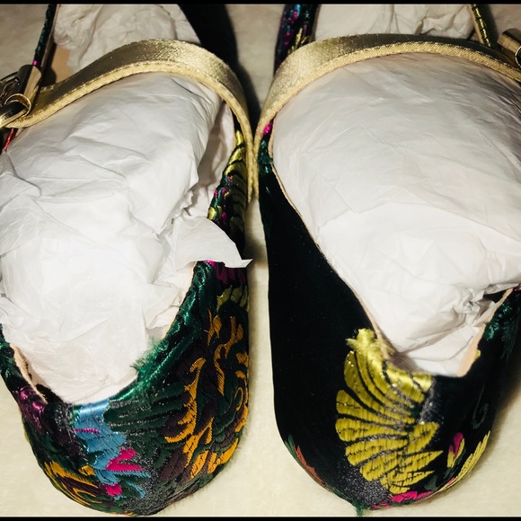 Brand New Blk embroidered pointy toe flats w/gold straps - Picture 4 of 8